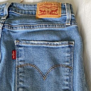Size 28 Levi’s high rise skinny light blue jeans